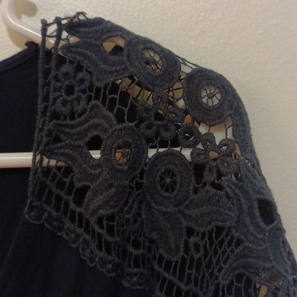 Cache black lace blouse with solid covering four main blouse. Lace incorporated - Picture 3 of 7